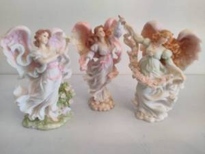 lot 10 image: Seraphim Classics Set of Three Angel Figurines