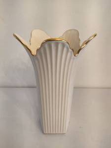 lot 25 image: Lenox Meridian Collection Ribbed Vase