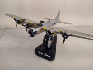 lot 28 image: B-17 Flying Fortress Themed Model Airplane Desk Clock