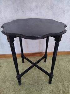 lot 31 image: Antique Side Table