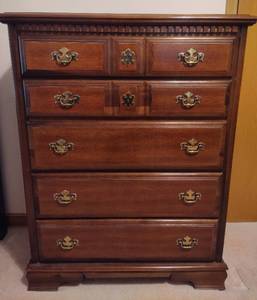 lot 118 image: Wood 5 Drawer Dresser