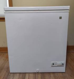 lot 114 image: GE 5.0 Cubic Feet Free Standing Freezer