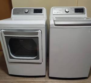 lot 113 image: LG Washer and Gas Dryer Set in White
