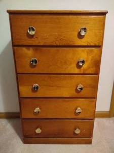 lot 121 image: Wood Five-Drawer Dresser