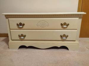 lot 126 image: WhiteCream Vintage Bedroom Wood Storage Chest