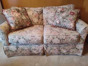 lot 127 image: Floral Sofa