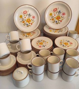 lot 41 image: Spring Flower by Kanney Stoneware Set