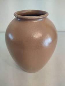 lot 42 image: Vintage Redwing USA Vase M-5000