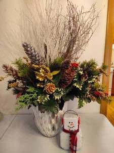 lot 135 image: Large Christmas Greenery Vase & Snowman Decor