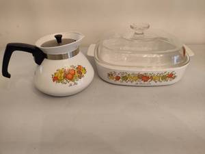 lot 53 image: Corningware Spice of Life Teapot & Casserole Dish wLid