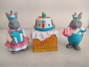 lot 62 image: Department 56 Hideaway Hollow Carrot Patch Rabbits wCake & Presents