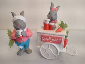 lot 64 image: Department 56 Hideaway Hollow Carrot Patch Rabbits ServingDrinking Carrot Juice