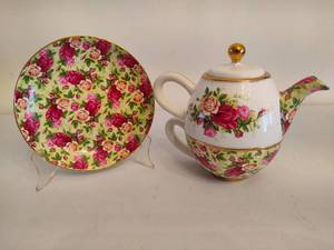 lot 84 image: Royal Albert Roses Teapot for One