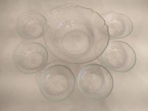lot 88 image: Arcoroc Fleur Clear 9 Glass Serving Bowl  Six Matching Side Bowls