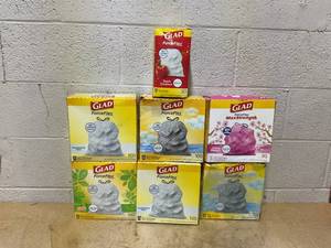 lot 402 image: LOT OF 7 Glad Trash Bags