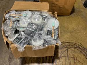 lot 256 image: BOX OF Brooklyn Steel (2) Pc Sets Mini Frying Pan White & Bamboo Silicone Spatula Blue