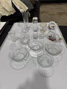 lot 2299 image: Assorted Glass & Ceramic Decor