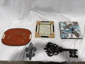 lot 2312 image: Assorted Decorative Home Accents
