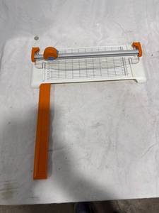 lot 2334 image: Fiskars Paper Trimmer