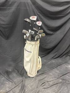 lot 2364 image: Golf Club Set with Bag