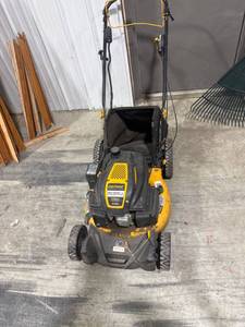 lot 2369 image: Cub Cadet SC 500 e Lawn Mower