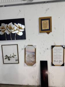 lot 2373 image: Assorted Wall Decor Lot