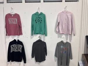 lot 2380 image: Assorted Long-Sleeved Tops Lot