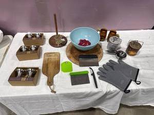 lot 2383 image: Kitchen & Home Decor Lot