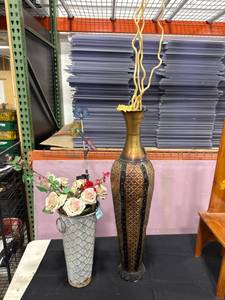 lot 2421 image: Decorative Vases, Flowers, Stake Lot