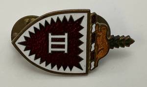 lot 78 image: Vintage US Army 3rd Engineer Battalion Unit Beaver Crest Clutchback Pin Badge