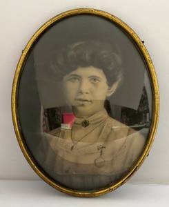 lot 185 image: Antique Domed Glass Oval Picture Frame With Picture Of Woman 11 x 14