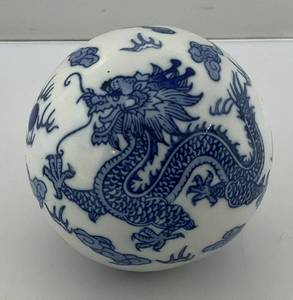 lot 197 image: RARE Vintage Large BlueWhite Chinoiserie Dragon Motif Sphere Carpet Ball 4