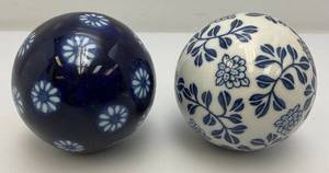 lot 201 image: Vintage Chinese Porcelain 3 Orb Spheres BlueWhite Floral Carpet Ball