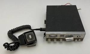 lot 211 image: Vintage Realistic Brand TRC-424 CB Radio