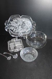 lot 15 image: Glass Serveware