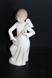 lot 16 image: Lladro Angel Playing Banjo Figurine