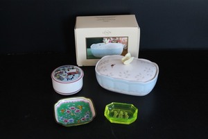 lot 17 image: Trinket Boxes & Dishes