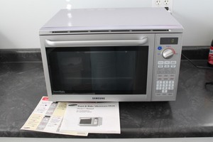lot 81 image: Samsung Microwave Oven