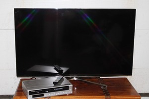 lot 96 image: Samsung Television & DVDVHS Player