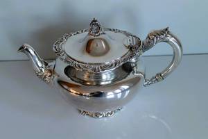 lot 47 image: Reed & Barton Francis Silver Plate Teapot