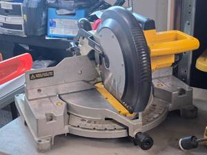 DeWalt� 12 Compound Miter Saw DW705