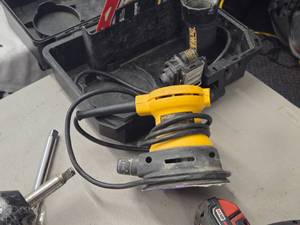 DeWalt� Random Orbit Palm Sander DW421 with Case