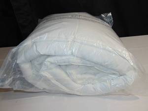 lot 3 image: King oeko-tex standard 100 comforter