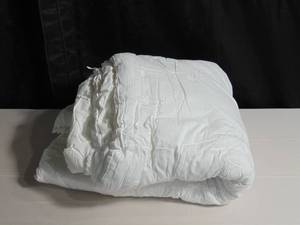 lot 13 image: Threshold Queen Duvet