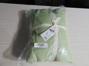lot 31 image: 100% French Linen Sheet Set  Cal King  BOKSER HOME  Matcha