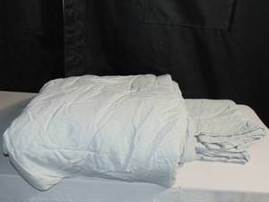 lot 41 image: French Linen Comforter & Sham Set  KingCal King - Pebble Heather BOKSER HOME