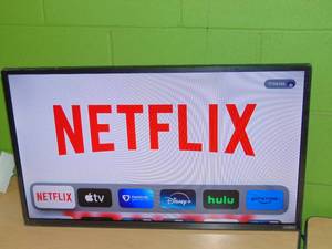 lot 17 image: VIZIO D-Series 32 Class (31.5 Diag.) Smart TV  D32h