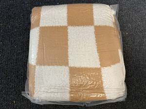 lot 42 image: Cozzenity Checkered Throw Blanket