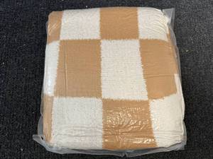 lot 43 image: Cozzenity Checkered Throw Blanket