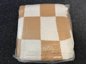 lot 44 image: Cozzenity Checkered Throw Blanket